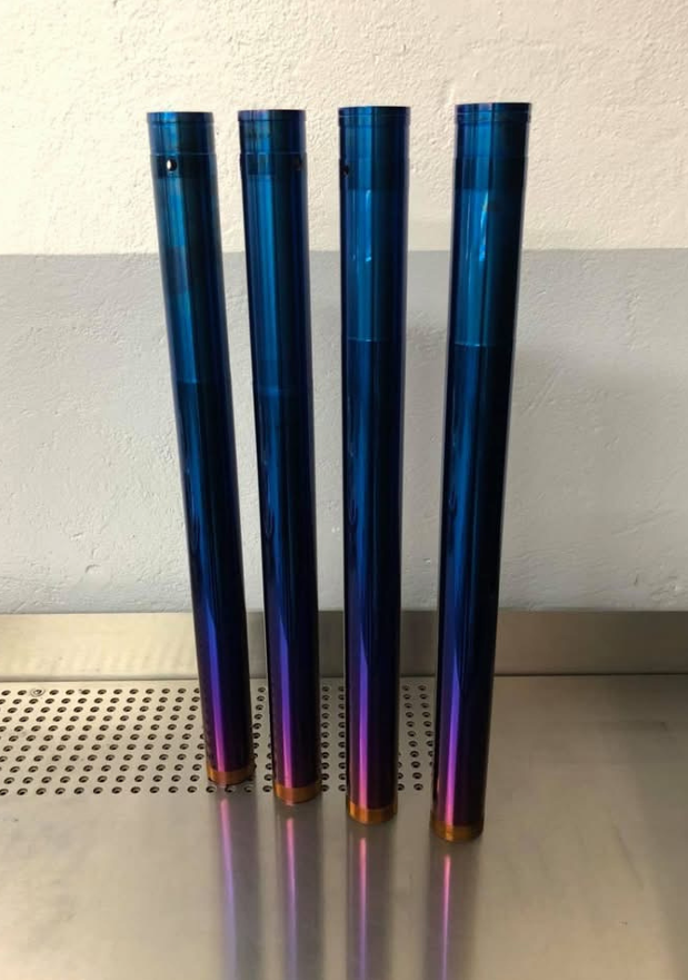 Jeu de tubes anodisés alignés dans l'atelier CMX Suspension