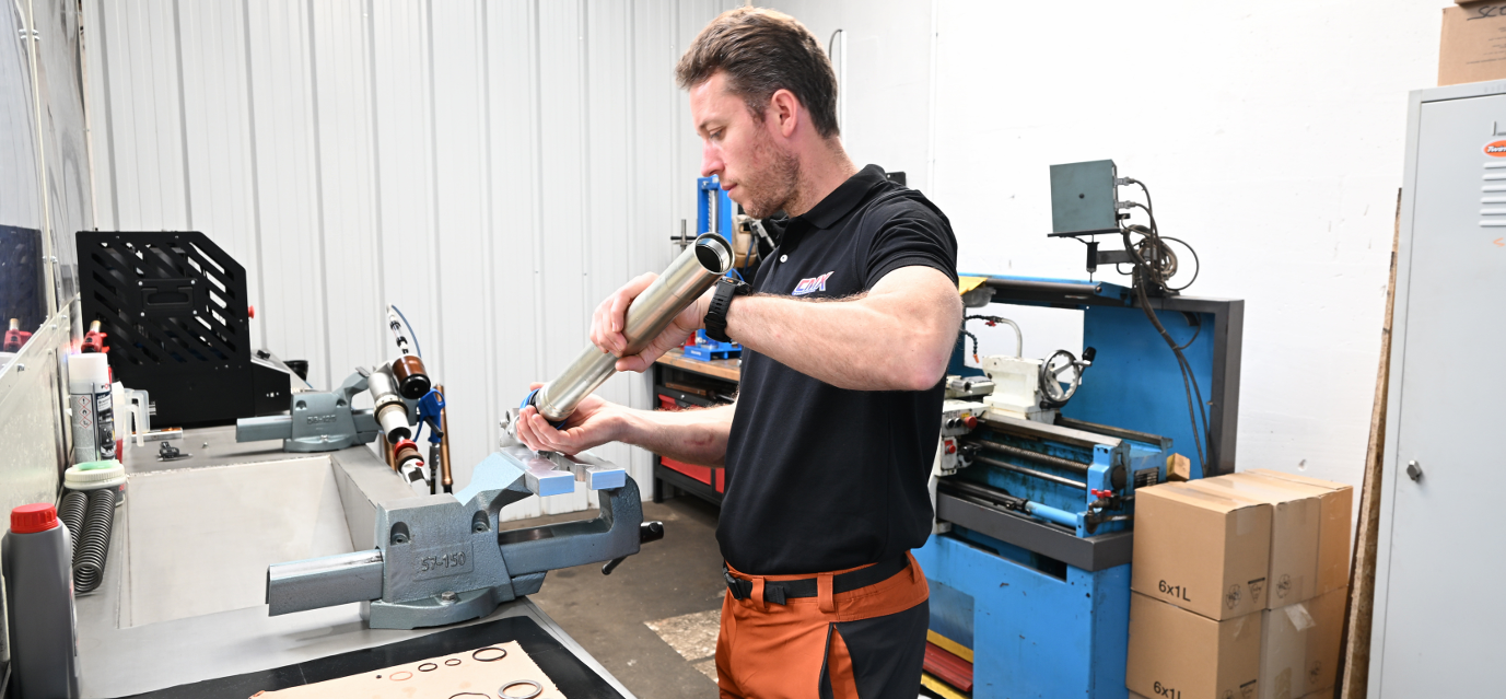Préparateur CMX Suspension en train de travailler une fourche à l'atelier